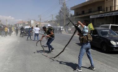 حزب الله يحتفي بوصول الوقود الإيراني في استعراض قوة ونفوذ تجاوز سيادة الدولة