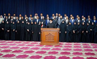 مقتدى الصدر وسط قيادات من تياره في النجف