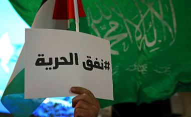 فلسطينيون يحتفلون بهروب أسرى فلسطينيين من سجن إسرائيلي