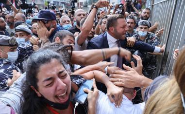 أهالي ضحايا انفجار مرفأ بيروت ينددون بتدخلات سياسية أفضت لتعليق التحقيق في الانفجار