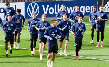 ألمانيا تبحث عن الثأر وحسم التأهل لنهائيات كأس العالم