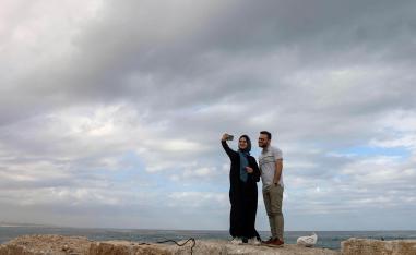 فلسطينيان في سيلفي على ساحل غزة