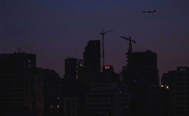 سياسيو لبنان يتفرجون على العتمة