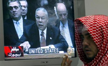 أردني يستمع إلى كلمة وزير الخارجية الأميركي في حينه كولن باول لتبرير شن الحرب على العراق