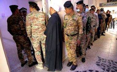 شوهد العشرات من طلاب الكلية العسكرية يقفون بالصف داخل مدرسة للتصويت