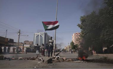 الدخان الأسود مازال متصاعدا في السودان ولا مؤشرات على تحوله للأبيض قريبا