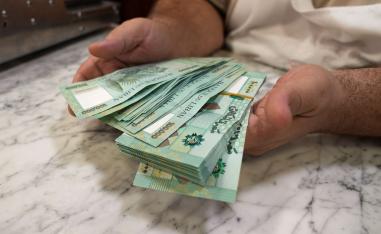 لبنان يواجه أزمة مالية غير مسبوقة تفاقمت مع انهيار قيمة الليرة بأكثر من 90 بالمئة