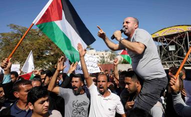فلسطينيون يتظاهرون احتجاجا على تصنيف منظمات خيرية كإرهابية
