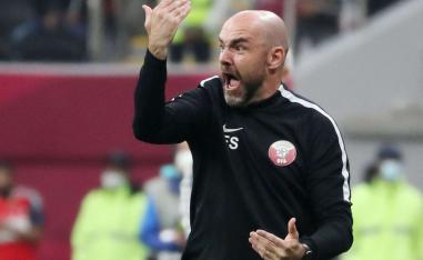 مدرب المنتخب القطري يتربص لاخطاء ضيفه الجزائري للعبور الى النهائي