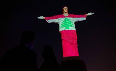 العلم اللبناني يضيء تمثال المسيح المخلص في ريو دي جانيرو