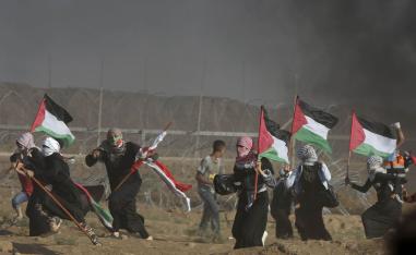 فلسطينيات يتظاهرن على حدود غزة مع إسرائيل