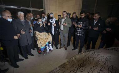Marathon hunger strikers receive a hero's welcome back home