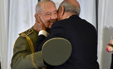 الرئيس الجزائري عبدالمجيد تبون يعانق قائد الجيش الراحل أحمد قايد صالح في مناسبة تنصيب الرئيس (2019)