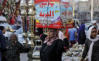 مصرية في سوق خلال شهر رمضان