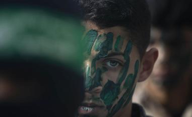 طفل فلسطيني في حفل ذكرى تأسيس حماس في غزة