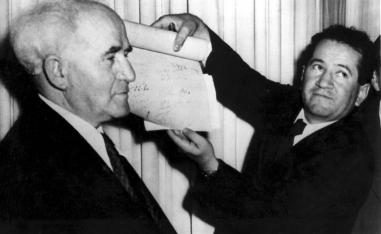 مؤسس دولة إسرائيل ديفيد بن غوريون ووثيقة الاستقلال (1948)