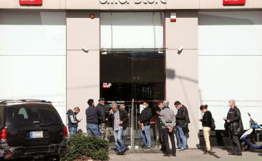 قطاع الاتصالات في لبنان يواجه وضعا صعبا مع انهيار الليرة وشح الوقود وتنامي سرقة الكابلات