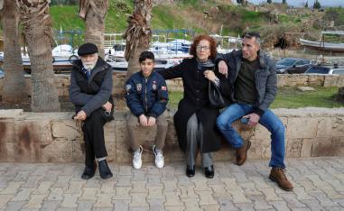 عائلة لبنانية تزور منطقة جبيل شمال بيروت