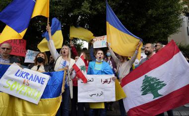الجالية الاوكرانية في لبنان تظاهرت ضد الغزو امام السفارة الروسية