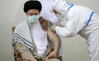 المرشد الأعلى علي خامنئي يتلقى لقاح كوفيد