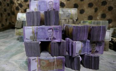 عملة سورية مكدسة لدى صراف في عزاز شمال سوريا