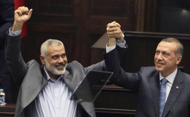 الرئيس التركي رجب طيب أردوغان مع زعيم حماس إسماعيل هنية