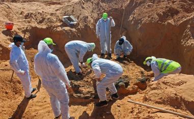 حتى المهاجرين تعرضوا للقتل والدفن في مقابر جماعية في ليبيا