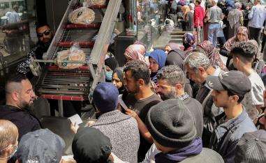 طوابير طويلة من اللبنانيين من اجل الحصول على الخبز المدعم في رمضان