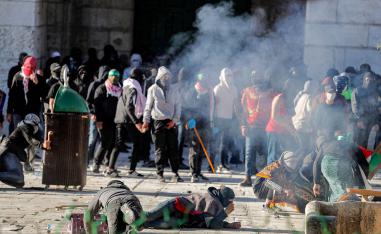 عشرات الفلسطينيين اصيبوا في عملية الاقتحام الاسرائيلية لباحة المسجد الاقصى