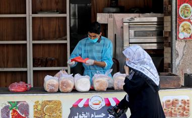 بائع يجهز أكياس الخبز في غزة