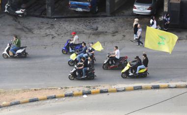 ناشطون من حزب الله يستعرضون في وسط بيروت