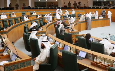 النواب يتجاوزون الصراع مع الحكومة في جلسة اقرار المنحة