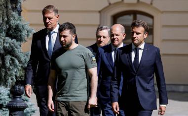 زعماء أوروببيون، الروماني يوهانس والألماني شولتز والفرنسي ماكرون والإيطالي دراغي، مع الرئيس الأوكراني زيلنسكي