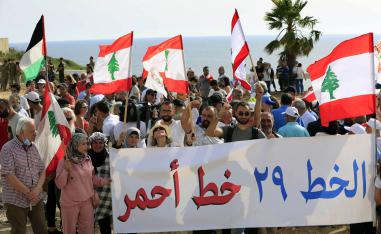 لبنانيون يتظاهرون ضد تقديم تنازلات لإسرائيل في حقل الغاز