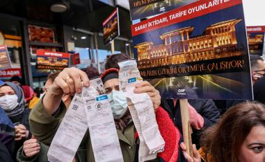 الأتراك يدفعون فاتورة المكابرة والعناد وتدخلات أردوغان في السياسات النقدية