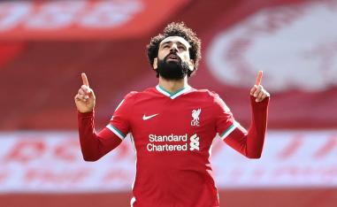 النجم المصري في صفوف فريقه ليفربول حتى حزيران/يونيو عام 2025