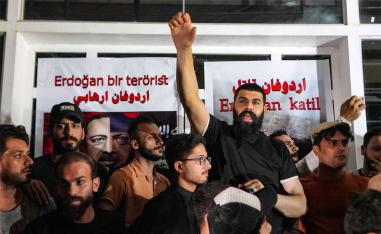 Iraqi protesters shout sloganns in front of the Turkish visa application centre in the central city of Najaf