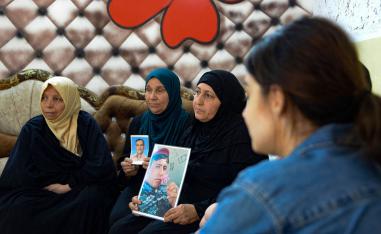 عراقيات يعرضن صورا لأقارب مفقودين في الموصل