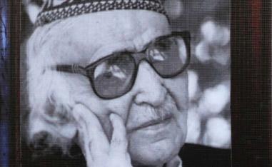 ولد الجواهري في النجف عام 1899، وتخصص في الدراسات الإسلامية قبل أن يصبح شاعرا وكاتبا وصحفيا.