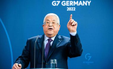 الرئيس الفلسطيني محمود عباس في مؤتمر صحفي في المانيا