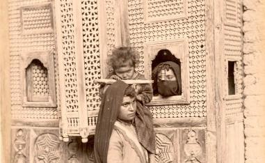 مشربية في القاهرة (صورة فوتوغرافية من عام 1880، للمصور والكاتب الفرنسي فيليكس بونفيس)