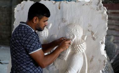 عراقيون يُعيدون بناء جداريات تُصوّر تاريخ بلادهم