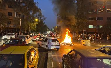 الاحتجاجات في إيران تزداد زخما رغم موجة قمع شديدة