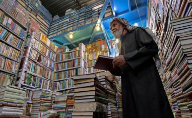 عراقي في مكتبة في النجف