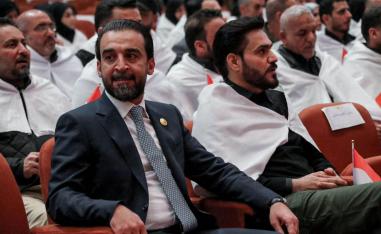 رئيس البرلمان العراقي محمد الحلبوسي وسط النواب الصدريين