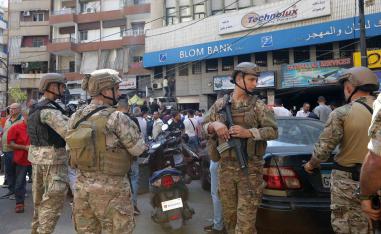حالة الياس والاحباط تدفع مودعين لاقتحام البنوك بالقوة لسحب ودائعهم