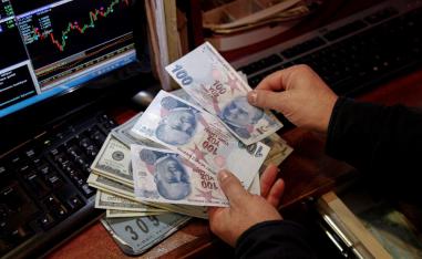 تدخل أردوغان في السياسة النقدية يبقي الليرة في مربع الاضطراب