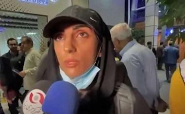 هل تراجعت المتسلقة الإيرانية عن موقفها من الحجاب إثر تهديدات؟