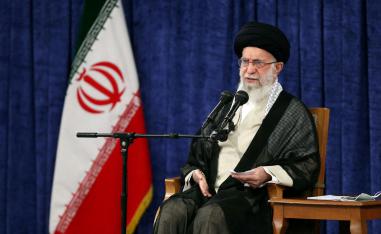 الحرس الثوري الإيراني يحذر رجل دين سنّي اتهم خامنئي بالقتل