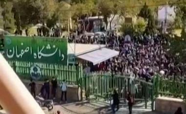 طلبة إيرانيون في جامعة أصفهان يحتجون على القمع وقتل مهسا أميني